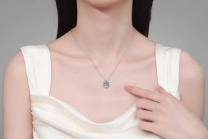 Primo piano dell'elegante collana in argento S925 con pendente in moissanite quadrata sulla clavicola