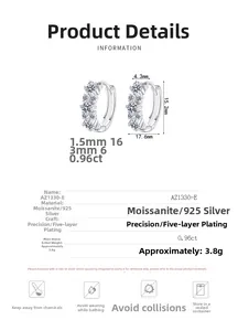 Dettaglio dell'orecchino a lobo in argento 925 con moissanite e placcatura a 5 strati