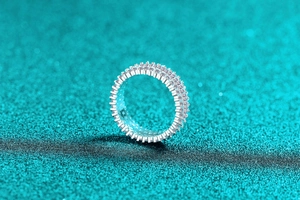 Vue macro d'une bague trois rangs en argent sterling et moissanite avec pavage complet