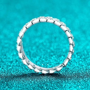 Bague éternité exquise en argent S925 avec moissanite et motifs ondulés sur le côté