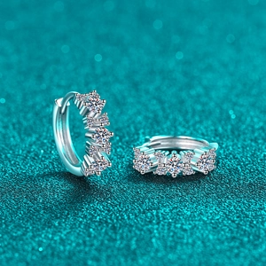 Orecchini huggie a cerchio in argento sterling S925 con moissanite su sfondo blu glitter