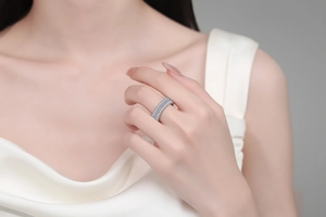 Détail d'une large bague en argent sterling avec moissanites portée avec élégance au doigt