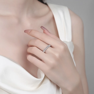 Bague en argent S925 avec moissanite, design maille cubaine, portée par un mannequin chic