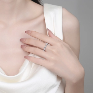 Bague élégante en argent 925 et moissanite avec anneau torsadé portée par un mannequin