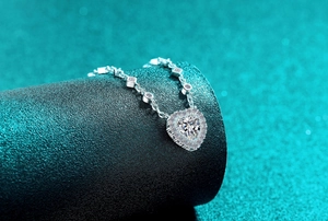 Macro de collier en argent 925 avec pendentif en forme de cœur et moissanite brillante