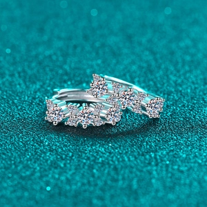 Orecchini a cerchio in argento sterling S925 con moissanite rotonda su sfondo blu brillante