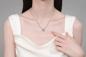 Détail du collier cœur en argent S925 avec pendentif moissanite porté sur le cou
