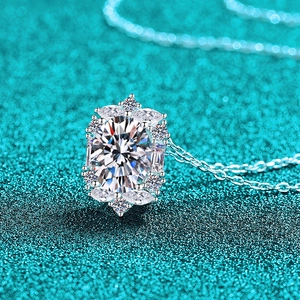 Collana di lusso in argento S925 con moissanite ovale e castone a fiori halo