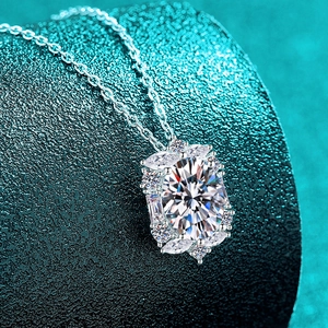 Lussuosa collana in argento 925 con ciondolo in moissanite ovale e grappolo di diamanti