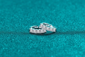 Detailed close-up of S925 sterling silver hoop earrings with square moissanite stones