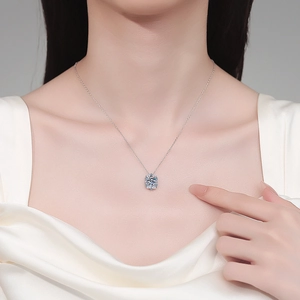 Elegante collana in argento 925 con ciondolo in moissanite azzurro taglio cushion