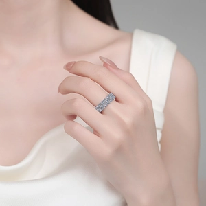 Luxuriöser S925 Sterlingsilber Ring mit drei Reihen Moissanit-Steinen am Finger