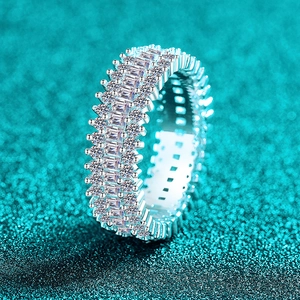 Bague d'éternité luxueuse en argent 925 avec moissanites de tailles baguette et ronde