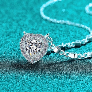 Collier cœur en argent S925 avec pendentif moissanite halo et chaîne à maillons carrés