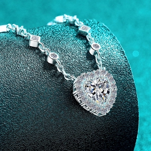 Collier cœur en argent S925 avec pendentif moissanite halo et accents de pierres fines