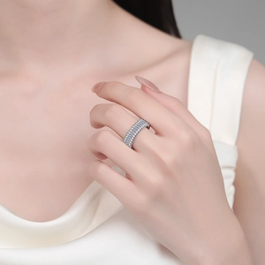 Bague luxueuse en argent 925 avec plusieurs rangées de moissanite portée au doigt