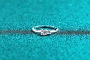 Détail d'une bague en argent 925 avec deux moissanites rondes serties de griffes