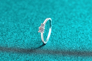 Macro d'une bague en argent avec deux pierres de moissanite sur un fond scintillant
