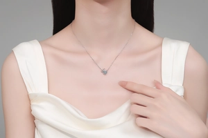 Nahaufnahme der S925 Silber-Herz-Halskette mit blauem Stein und Schleifenanhänger