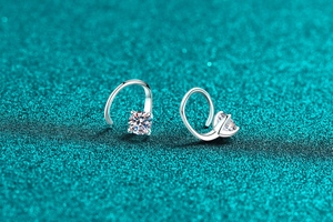Vue macro de boucles d'oreilles en argent 925 avec moissanite et pierres scintillantes
