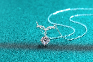 Makroaufnahme der S925 Silber Moissanit Kette mit geschwungenem Anhänger und rundem Hauptstein