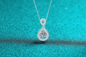 Dettaglio macro del ciondolo in argento S925 con moissanite scintillante e halo