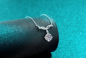 Makrodetail der S925 Sterlingsilber Meerjungfrau Lächeln Kette mit Moissanit Anhänger