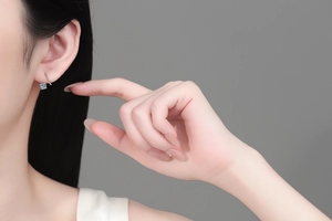 Détail macro d'une boucle d'oreille moissanite en argent 925 sur un mannequin asiatique
