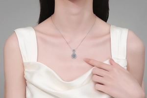 Dettaglio della collana a goccia in argento S925 con moissanite indossata sul collo
