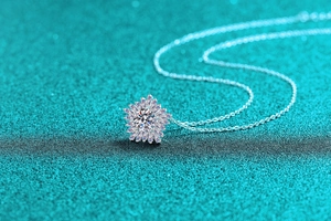 Dettaglio del ciondolo a fiocco di neve in argento S925 e moissanite su raso