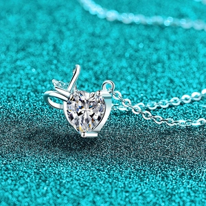 S925 Sterling Silber Halskette mit Herzanhänger und Schleife auf blauem Hintergrund