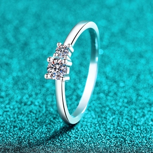 Bague élégante en argent sterling S925 avec deux moissanites sur fond scintillant