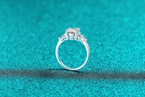 Détail d'une bague en argent S925 avec pierre ronde et accents de taille marquise