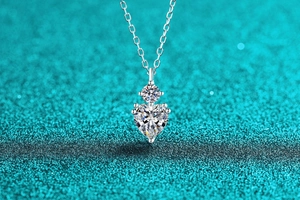 Gros plan du collier avec pendentif cœur en argent S925 et pierre de moissanite