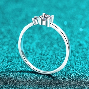 Bague trois pierres en argent S925 avec moissanite brillante vue sous un angle de 45 degrés