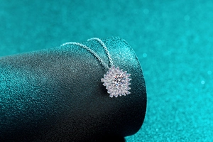Macro di una collana in argento S925 con moissanite e ciondolo a forma di fiocco di neve