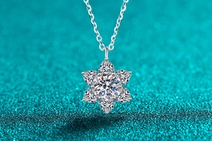 Vue macro du pendentif flocon de neige en argent avec des pierres de moissanite brillantes