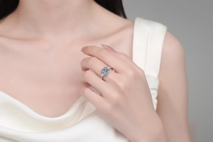 Bague classique en argent avec moissanite ronde portée par un mannequin féminin