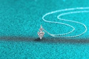 Vue macro du pendentif cœur en argent 925 avec pierres de moissanite scintillantes