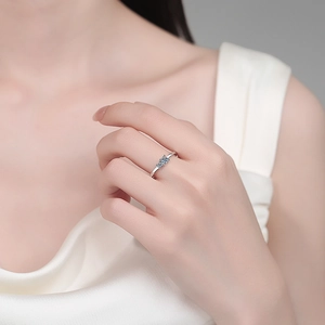 Bague élégante en argent sterling S925 sertie de pierres bleues portée par un mannequin