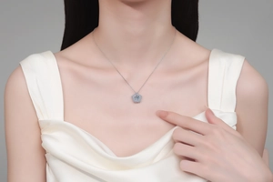 Dettaglio della collana in argento S925 con pendente a fiocco di neve in moissanite