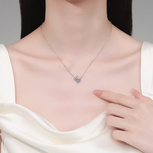 Elegante S925 Sterlingsilber Kette mit hellblauem Herzanhänger und Schleifendetails