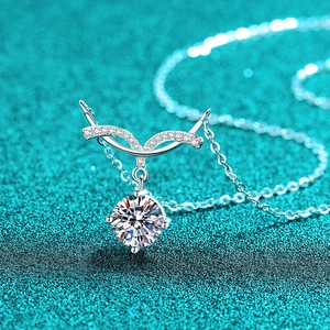 S925 Sterling Silber Moissanit Meerjungfrau Lächeln Halskette auf schimmerndem Blau