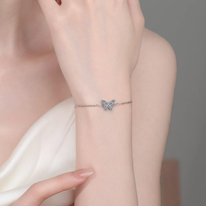 S925 Sterling Silber Schmetterling Armband mit Moissanit Steinen am Handgelenk