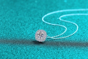 Vue macro d'un collier pendentif tournesol en argent S925 serti d'une moissanite centrale