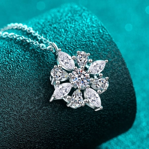 Luxurious S925 sterling silver moissanite snowflake pendant necklace for women
