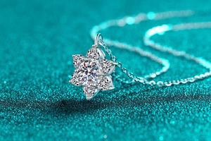 Macro d'un pendentif flocon de neige en argent 925 avec pierres en moissanite