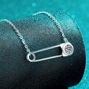 Collier en argent sterling S925 avec pendentif épingle de sûreté et pierre moissanite