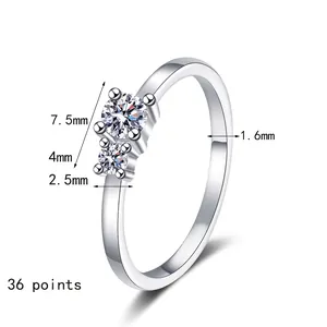 Bague en argent S925 avec pierres moissanite de 4mm et 2,5mm sur fond blanc neutre