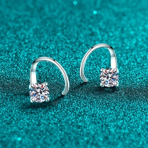 Boucles d'oreilles créoles en argent S925 en U avec moissanite ronde et serti 4 griffes